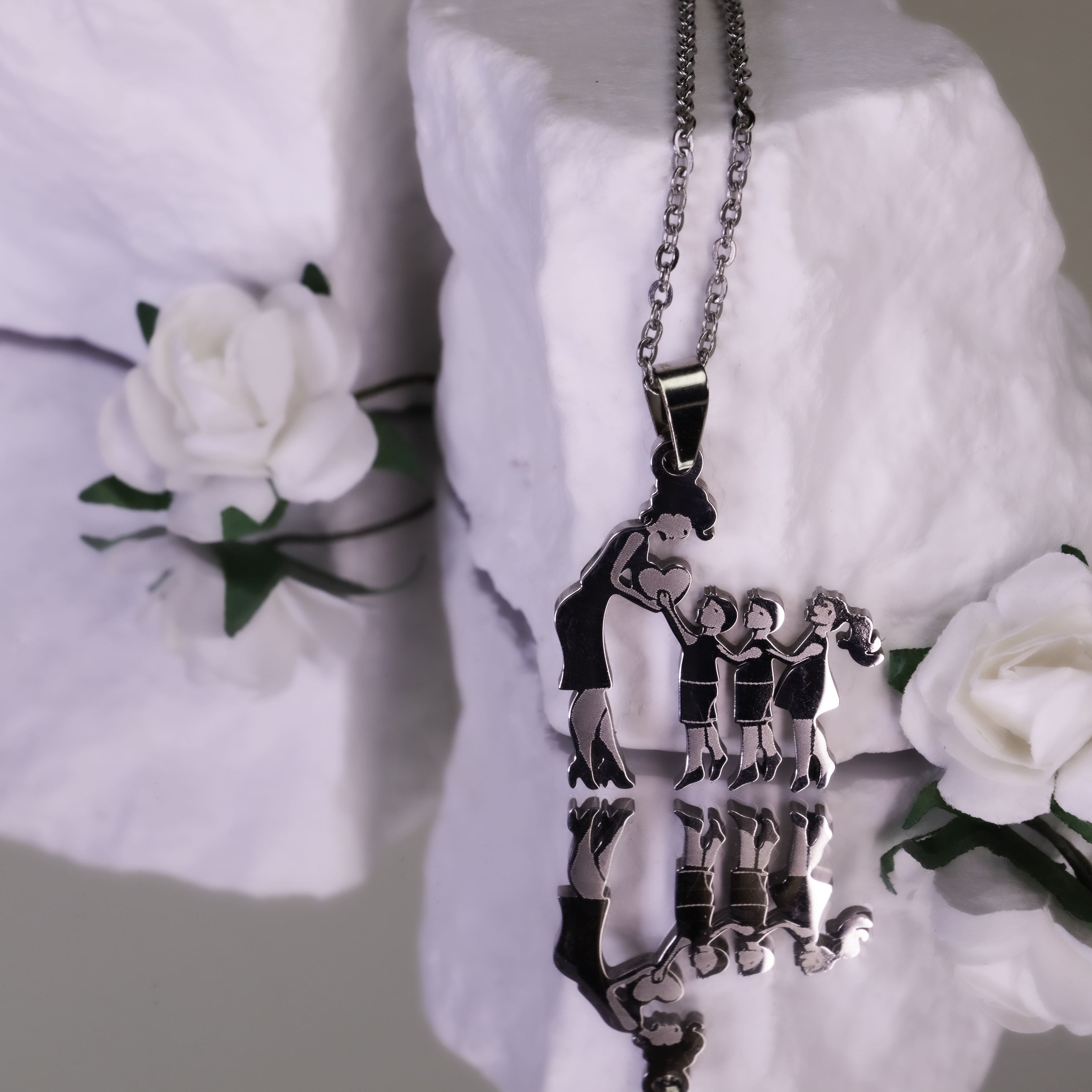 Collana gotica con ciondolo a forma di falena con testa di morte in Collana gotica con ciondolo a forma di falena con testa di morte in
